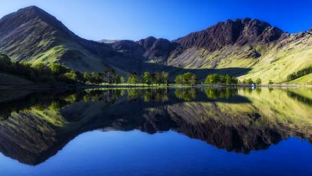 Serene Lake Reflection in Majestic Mountains wallpaper