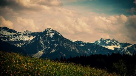Majestic Mountain Ridge at Dusk wallpaper