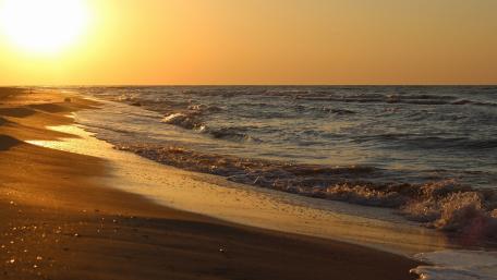 Serene Sunset Over Gentle Waves wallpaper