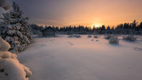 Winter Serenity in a Snowy Cabin Landscape wallpaper