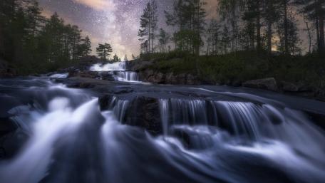 Serene Waters Under the Milky Way wallpaper
