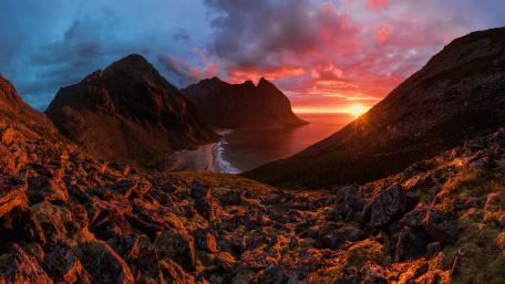 Breathtaking Coastal Sunset View wallpaper