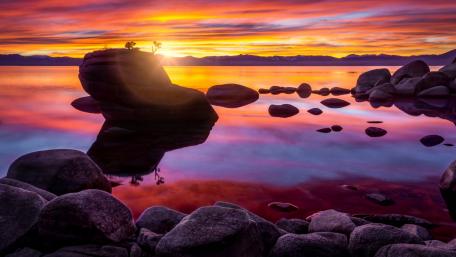 Serene Sunset Over Tranquil Lake wallpaper