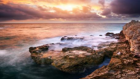 Serene Sunset Over the Ocean Waves wallpaper