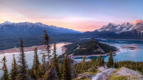Breathtaking Mountain Lake Serenity wallpaper