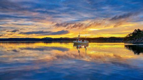 Serene Lake Sunset with Reflections wallpaper