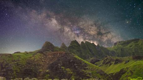 Starlit Peaks Under the Milky Way wallpaper