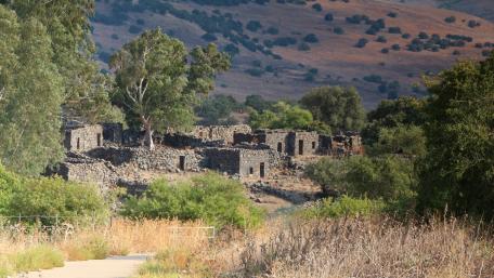 Deserted ruins wallpaper