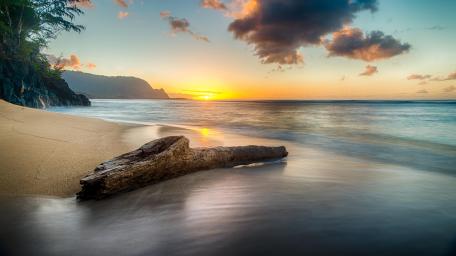 The beach at sunset on the north shore of Kauai wallpaper