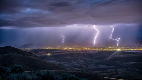 Lightning strikes wallpaper