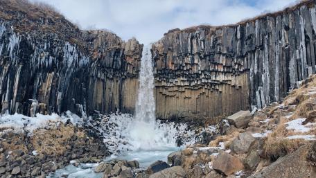 Svartifoss at wintertime, Vatnajökull National Park wallpaper
