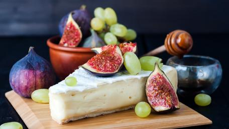 Delicious Figs and Cheese Platter Wallpaper wallpaper