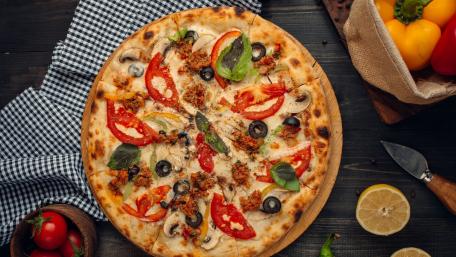 Delicious Italian Pizza with Fresh Toppings wallpaper