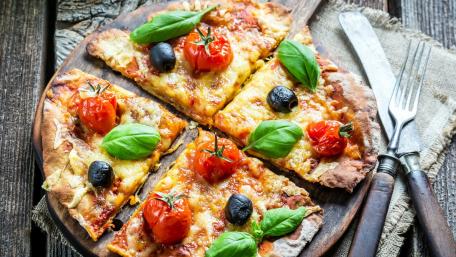 Delicious Italian Pizza Freshly Baked Just For You wallpaper