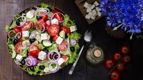 Fresh and Vibrant Vegetable Salad Wallpaper wallpaper