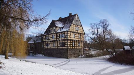 Wittringen Castle in the snow wallpaper