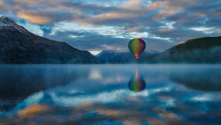 Hot air ballooning above the Lake Hayes wallpaper