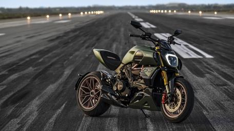 Road Warrior on the Runway wallpaper