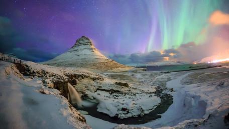 Northern lights over Kirkjufell Mountain wallpaper
