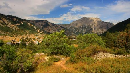Serene Mountain Valley Landscape Wallpaper wallpaper