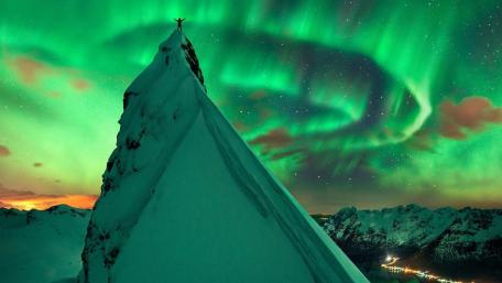 Northern lights mountaineering wallpaper