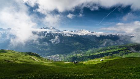Springtime Majesty in the Mountains wallpaper