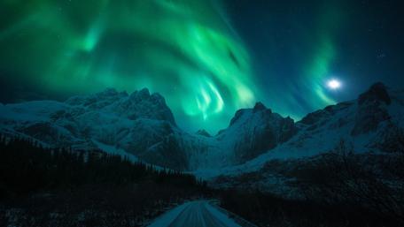 Ethereal Northern Lights Over Winter Mountains wallpaper