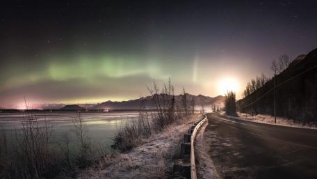 Majestic Night Sky with Aurora Borealis wallpaper