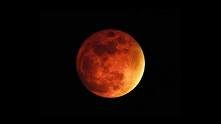 Lunar Eclipse in Fiery Red wallpaper