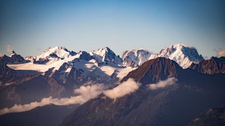 Majestic Peaks Dusted in Snow wallpaper