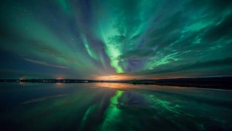 Dancing Aurora over a Serene Lake Reflection wallpaper