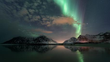 Majestic Northern Lights Over Serene Mountains wallpaper