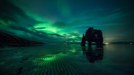 Aurora Borealis over Hvítserkur wallpaper