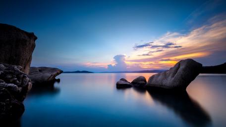 Rocks in the sea wallpaper