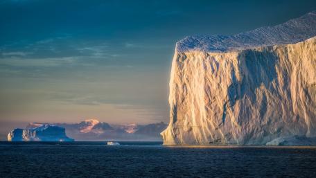 Majestic Blue Iceberg at Twilight wallpaper