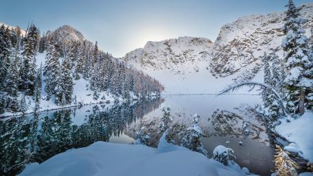 Tranquil Winter Lake Reflection in Nature wallpaper