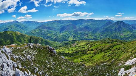 Breathtaking Mountain Valley View in Vibrant Greenery wallpaper