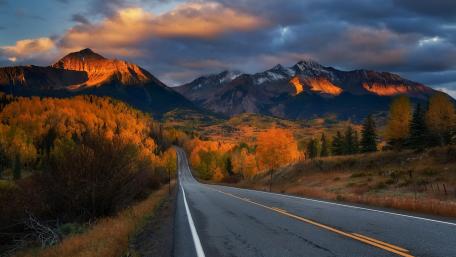 Majestic Autumn Mountain Pass Scene wallpaper