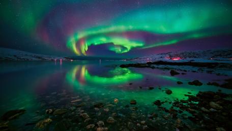 Polar lights reflection wallpaper