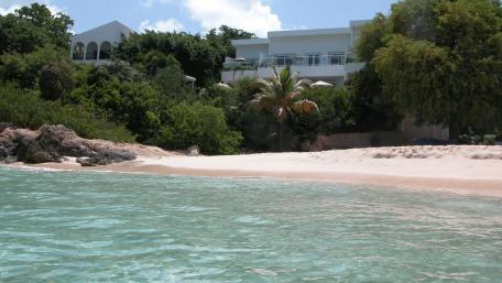 Serene Beachfront Escape for Relaxation and Rejuvenation wallpaper