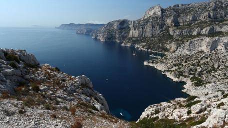 Serene Rocky Shoreline by the Azure Lagoon wallpaper