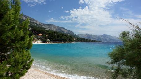 Tranquil Bay with Crystal Clear Sea Waters wallpaper
