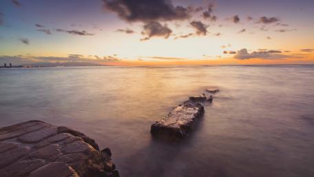 Serene Horizon Over Calm Sea Waters wallpaper