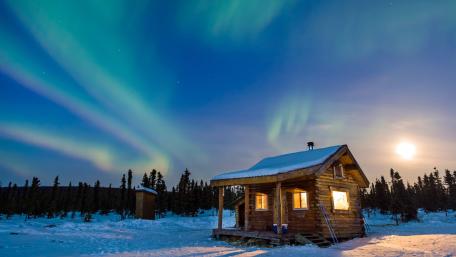 Hut under the northern lights wallpaper
