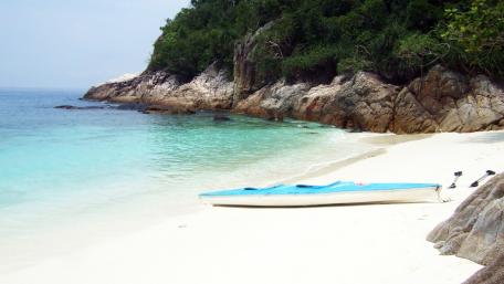 Serene Kayak at Tranquil Beach Scene wallpaper