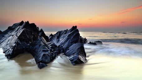 Majestic Rocky Shore at Dusk wallpaper