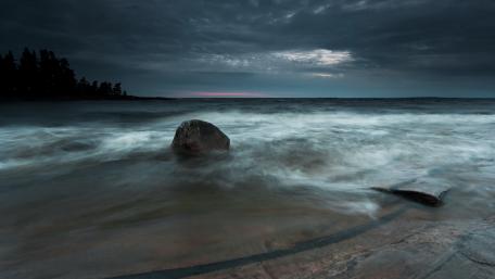 Serene Twilight Over Calm Sea Waves wallpaper