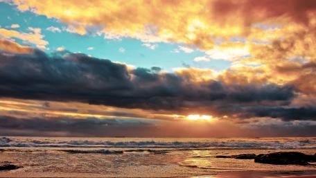 Vibrant Sunset Over Tranquil Sea Scene wallpaper