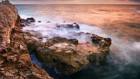 Serene Shoreline at Dusk wallpaper