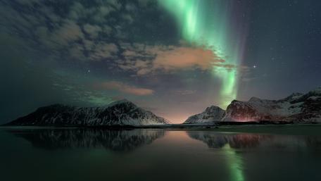 Majestic Northern Lights Over Serene Mountains wallpaper